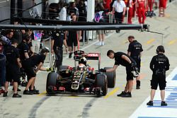 Pastor Maldonado, Lotus F1 E23 no pit