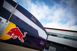 Red Bull Racing trailers en el paddock
