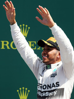 Vencedor da corrida Lewis Hamilton, Mercedes AMG F1 comemora no pódio