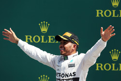 Le vainqueur Lewis Hamilton, Mercedes AMG F1 fête sa victoire sur le podium