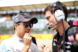 Серхио Перес, Sahara Force India F1 и Тим Райт, гоночный инженер Sahara Force India F1 на стартовой