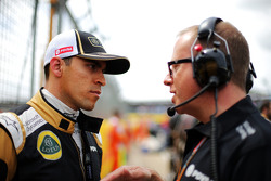 Pastor Maldonado, Lotus F1, con Mark Slade, Lotus F1 Team