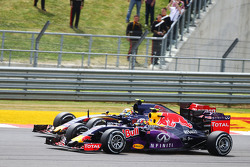 Daniil Kvyat, Red Bull Racing RB11 and Carlos Sainz Jr., Scuderia Toro Rosso STR10 at the start of the race