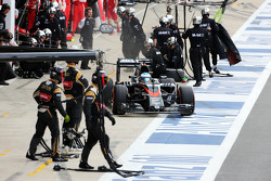 Fernando Alonso, McLaren MP4-30, hace parada en los pits