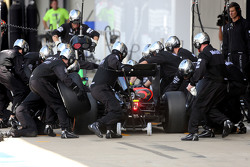 Fernando Alonso, McLaren Honda pendant un arrêt aux stands