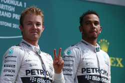 Второе место - Нико Росберг, Mercedes AMG F1 W06 и первое место - Льюис Хэмилтон, Mercedes AMG F1, M