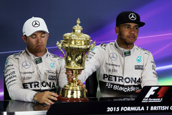 Второе место - Нико Росберг, Mercedes AMG F1 и победитель гонки - Льюис Хэмилтон, Mercedes AMG F1 с кубком на пресс-конференции FIA