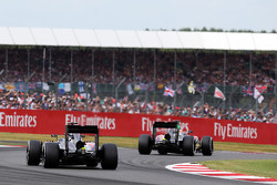 Fernando Alonso, McLaren MP4-30 lidera a Jenson Button, McLaren MP4-30 en la vuelta de calentamiento
