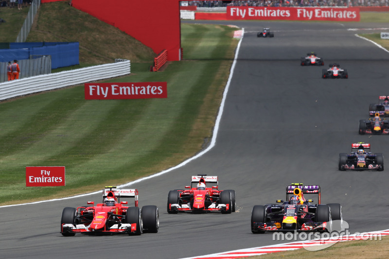 Kimi Raikkonen, Ferrari SF15-T and Daniil Kvyat, Red Bull Racing RB11 battle for position