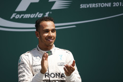 Победитель гонки - Льюис Хэмилтон, Mercedes AMG F1 Team празднует на подиуме