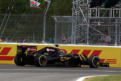 Pastor Maldonado, Lotus F1 E23 se retira de la carrera