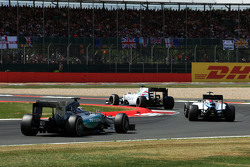 Felipe Massa, Williams FW37 lidera a Valtteri Bottas, Williams FW37 y Lewis Hamilton, Mercedes AMG F