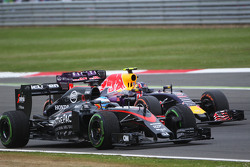 Fernando Alonso, McLaren MP4-30 y Daniil Kvyat, Red Bull Racing RB11, pelean por la posición