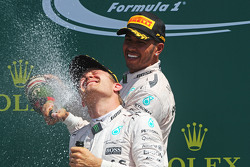 Vencedor Lewis Hamilton, Mercedes AMG F1 celebra no pódio com o companheiro Nico Rosberg, Mercedes AMG F1
