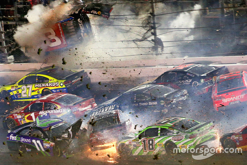 Austin Dillon, Richard Childress Racing, Chevrolet, mit schwerem Unfall bei der Zieldurchfahrt