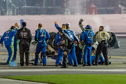 Los equipos con el auto destrozado de Austin Dillon, Richard Childress Racing Chevrolet