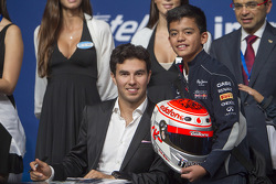Sergio Pérez Sahara Force India F1 firma autógrafos para sus fans