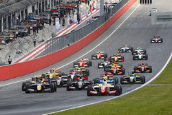 Départ : Oliver Rowland, Fortec Motorsports mène