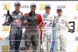 Podium : le vainqueur Oliver Rowland, Fortec Motorsports, le deuxième, Dean Stoneman, DAMS, le troisième, Nyck de Vries, DAMS