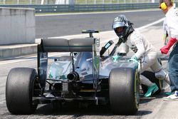 Nico Rosberg, de Mercedes AMG F1 W06 se detiene al final de la calle de boxes en la tercera sesión d