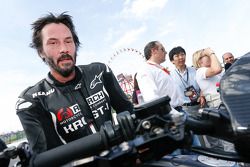 Keanu Reeves monta su motocicleta alrededor de Suzuka