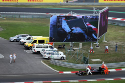 Fernando Alonso spinge la sua McLaren MP4-30 verso i box durante le qualifiche