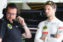 L'ingénieur de course Julien Simon-Chautemps et Romain Grosjean, Lotus F1 Team