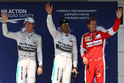El segundo puesto de Nico Rosberg y Lewis Hamilton ganador de la pole, Mercedes AMG F1 y tercer luga