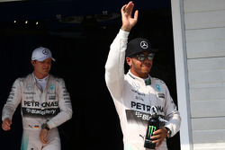 O pole Lewis Hamilton, Mercedes AMG F1, e Nico Rosberg, Mercedes AMG F1 W06, o segundo colocado