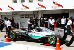 Lewis Hamilton, Mercedes AMG F1 W06 se fait pousser à la pesée dans les stands