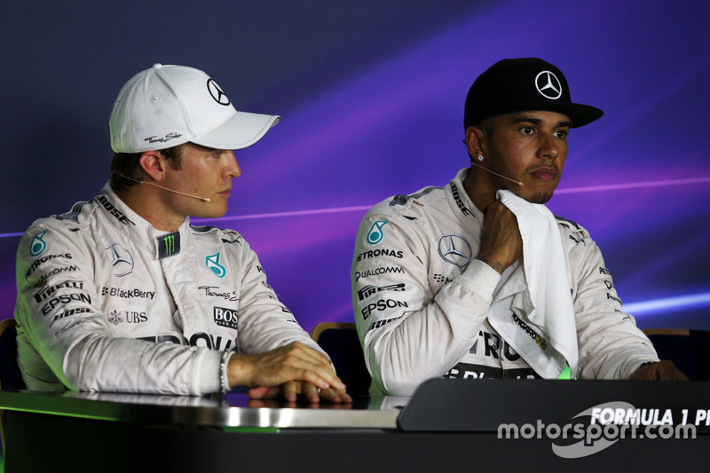 (E para D): Nico Rosberg, Mercedes AMG F1 e Lewis Hamilton, Mercedes AMG F1 na coletiva da FIA