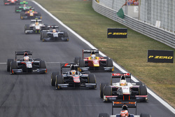 Артур Пик, Campos Racing, едет впереди Стоффеля Вандорна, ART Grand Prix, Джордана Кинга, Racing Eng