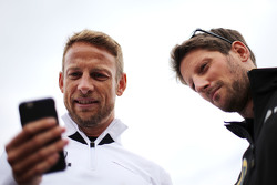 Jenson Button, McLaren Honda et Romain Grosjean, Lotus F1 Team