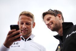 Jenson Button, McLaren Honda e Romain Grosjean, Lotus F1 Team