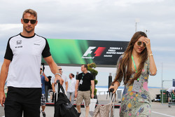 Jenson Button, McLaren, com a esposa, Jessica Button