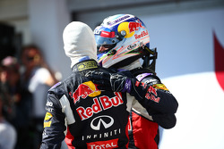 Segundo lugar, Daniil Kvyat y tercer lugar, Daniel Ricciardo, Red Bull Racing
