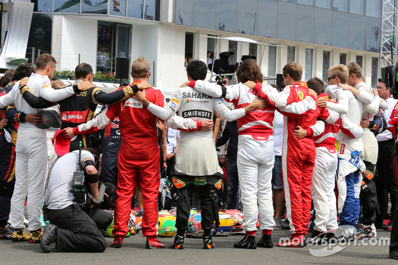 I piloti durante il minuto di silenzio per Jules Bianchi