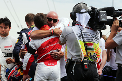 Фелиппе Бьянки, отец Жюля Бьянки и Уилл Стивенс, Manor F1 Team на стартовой решетке