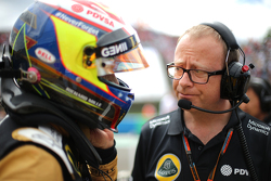 Марк Слэйд, гоночный инженер Lotus F1 Team и Пастор Мальдонадо, Lotus F1 Team