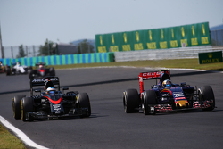 Фернандо Алонсо, McLaren MP4-30 и Карлос Сайнс мл., Scuderia Toro Rosso STR10