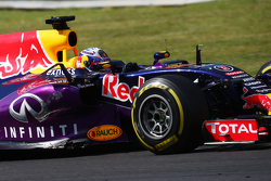 Daniel Ricciardo, Red Bull Racing RB11 avec des dégâts sur sa voiture