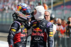 Слева направо: Даниэль Риккардо, Red Bull Racing, и Даниил Квят, Red Bull Racing