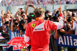 Le vainqueur Sebastian Vettel, Ferrari fête sa victoire dans le Parc Fermé