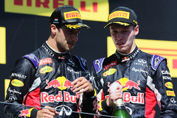 Le troisième, Daniel Ricciardo, Red Bull Racing avec le deuxième, Daniil Kvyat, Red Bull Racing sur le podium