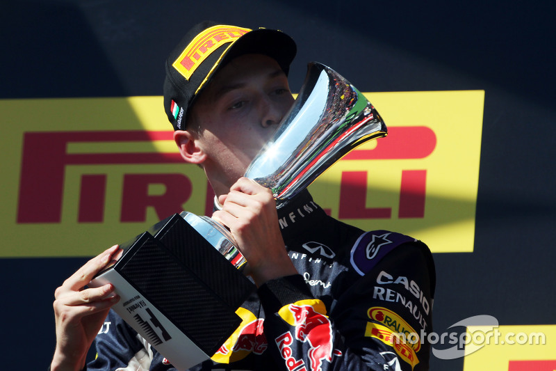 Daniil Kvyat, Red Bull Racing, feiert seinen zweiten Platz auf dem Podium