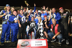 Le vainqueur Andrew Ranger fête sa victoire avec son équipe