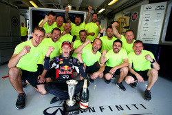 Segundo lugar, Daniil Kvyat, Red Bull Racing celebra con su equipo