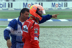 Michael Schumacher, Ferrari vuelve a boxes después de estrellarse en el inicio