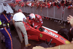 Michael Schumacher cumprimenta Rubens Barrichello, Ferrari, no parque fechado