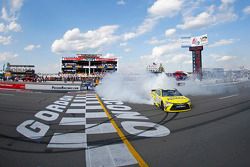 Ganador de la carrera Matt Kenseth, Joe Gibbs Racing celebra